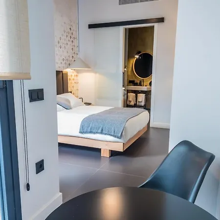 Welldone Quality - Crystal Pool Hotel 2*