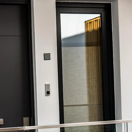 Welldone Quality - Crystal Pool Hotel