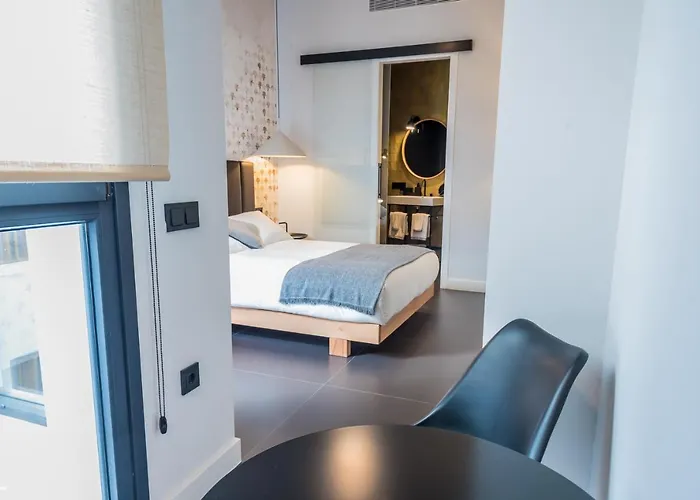 Welldone Quality - Crystal Pool Hotel 2*