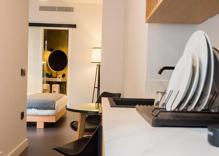 Welldone Quality - Crystal Pool Hotel