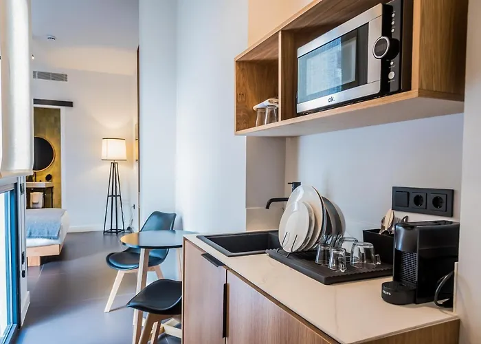 Welldone Quality - Crystal Pool Hotel Sevilha