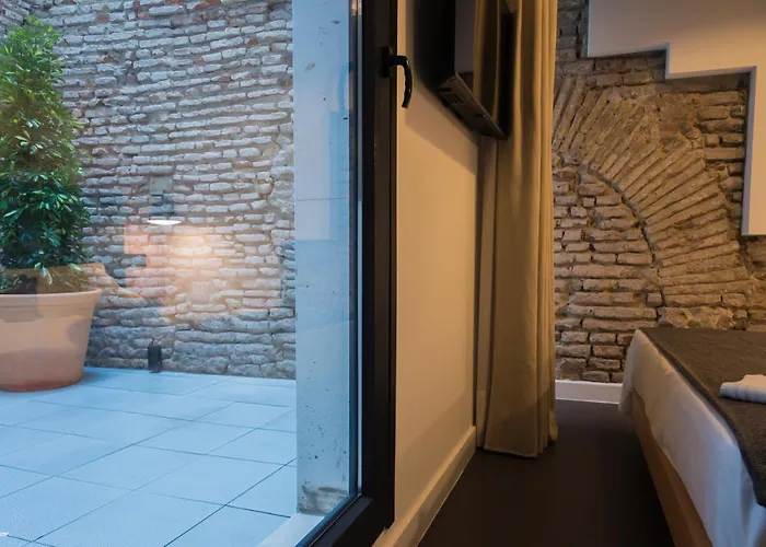 Welldone Quality - Crystal Pool Hotel