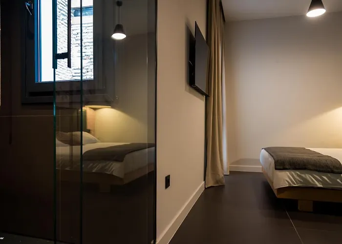 Welldone Quality - Crystal Pool Hotel 2*