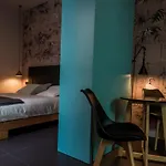 Welldone Quality - Crystal Pool Hotel Seville